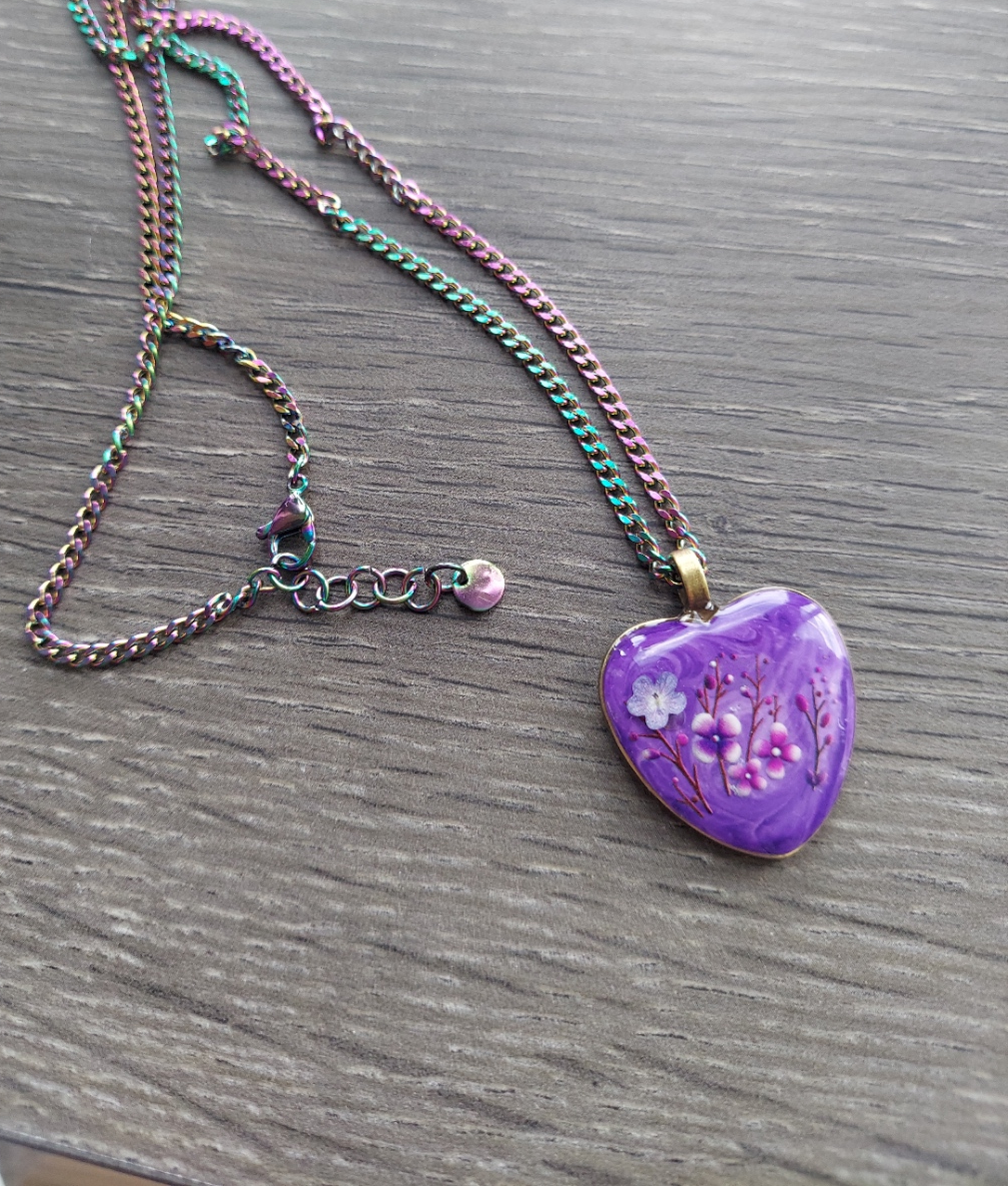Collar con bisel de corazón morado de resina - Hecho a mano con cadena de acero inoxidable arcoíris y broche de langosta