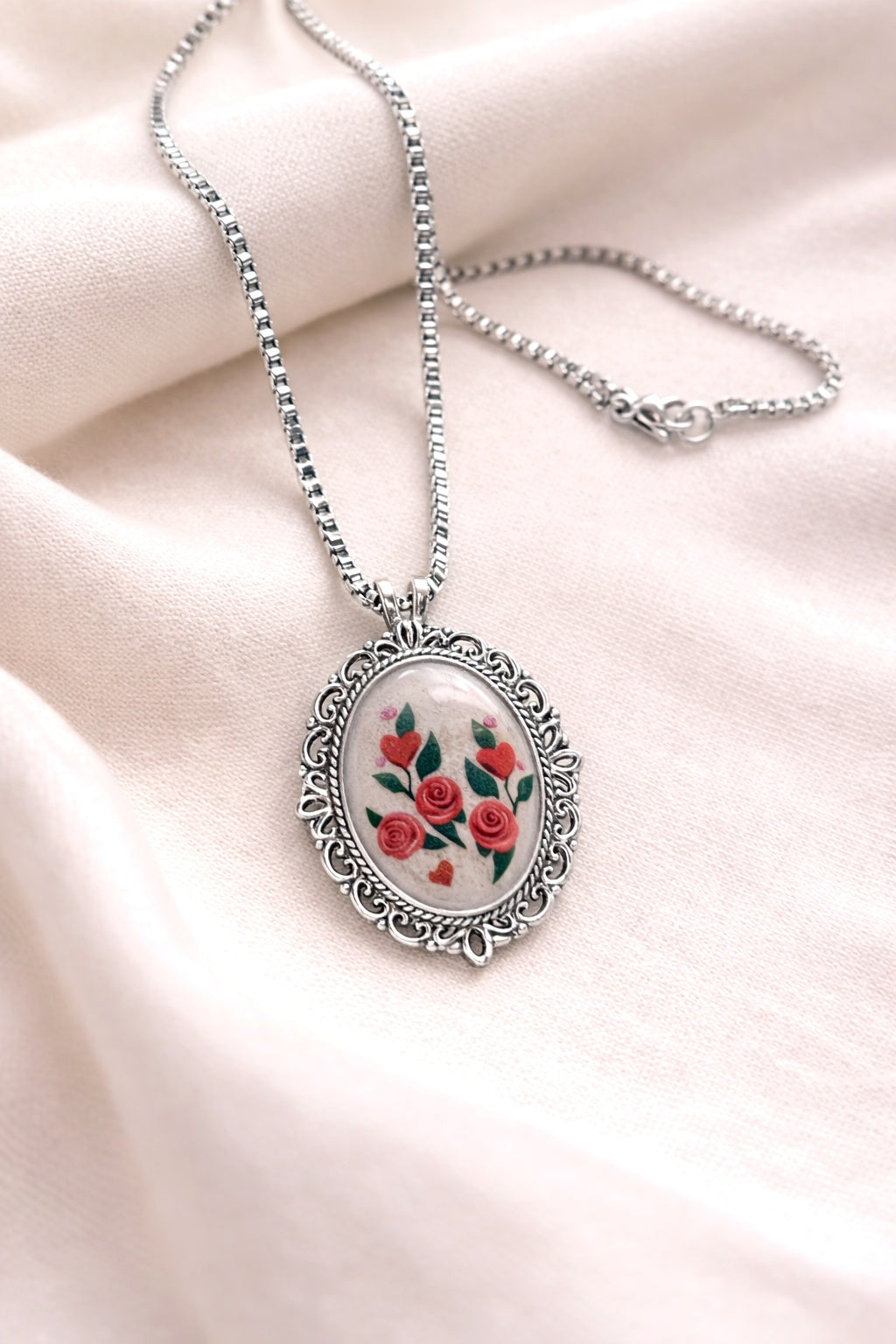 Collier Pendentif Fleur en Résine Fait Main – Chaîne en Titane de 58,4 cm