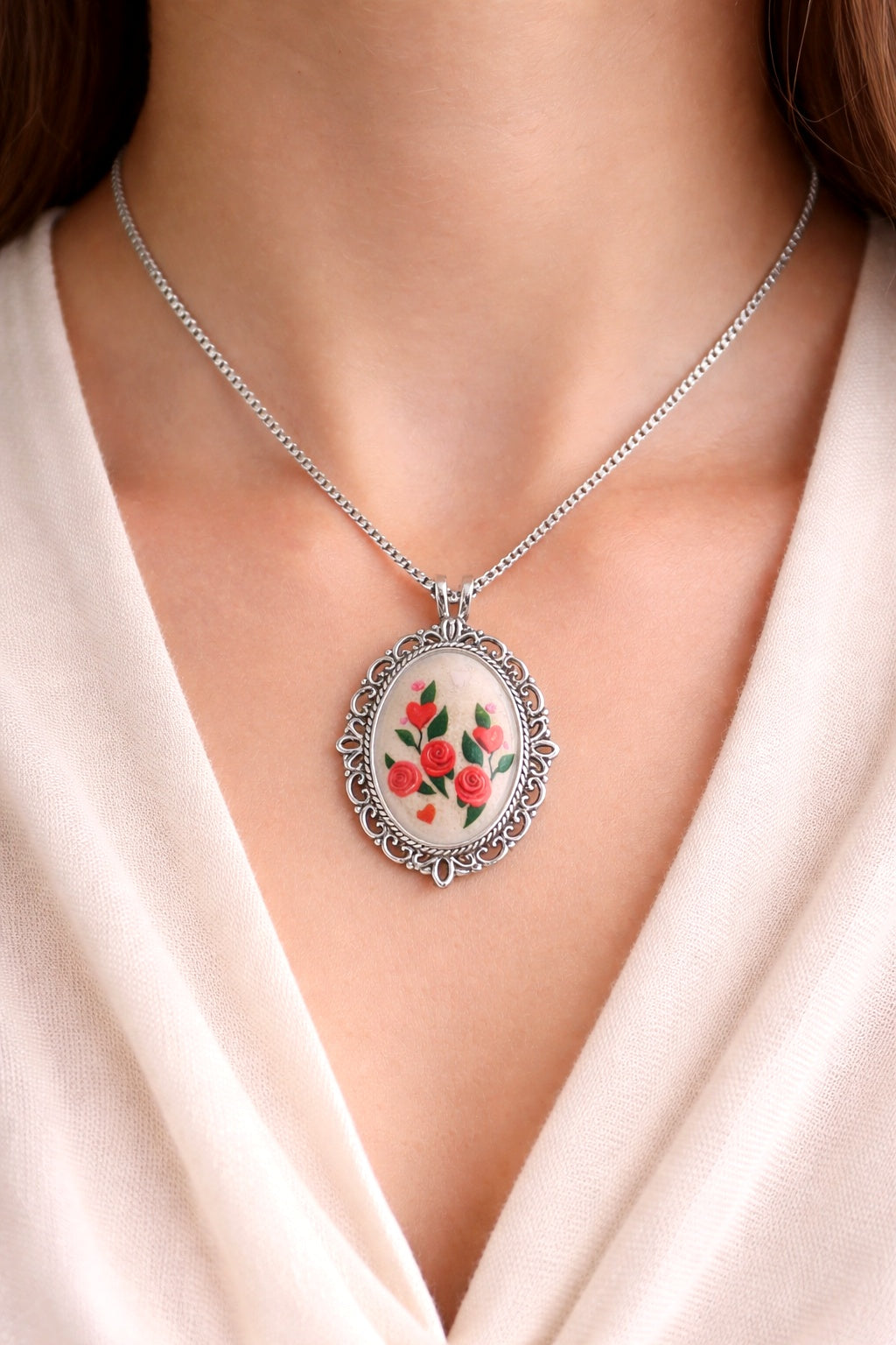 Collier Pendentif Fleur en Résine Fait Main – Chaîne en Titane de 58,4 cm